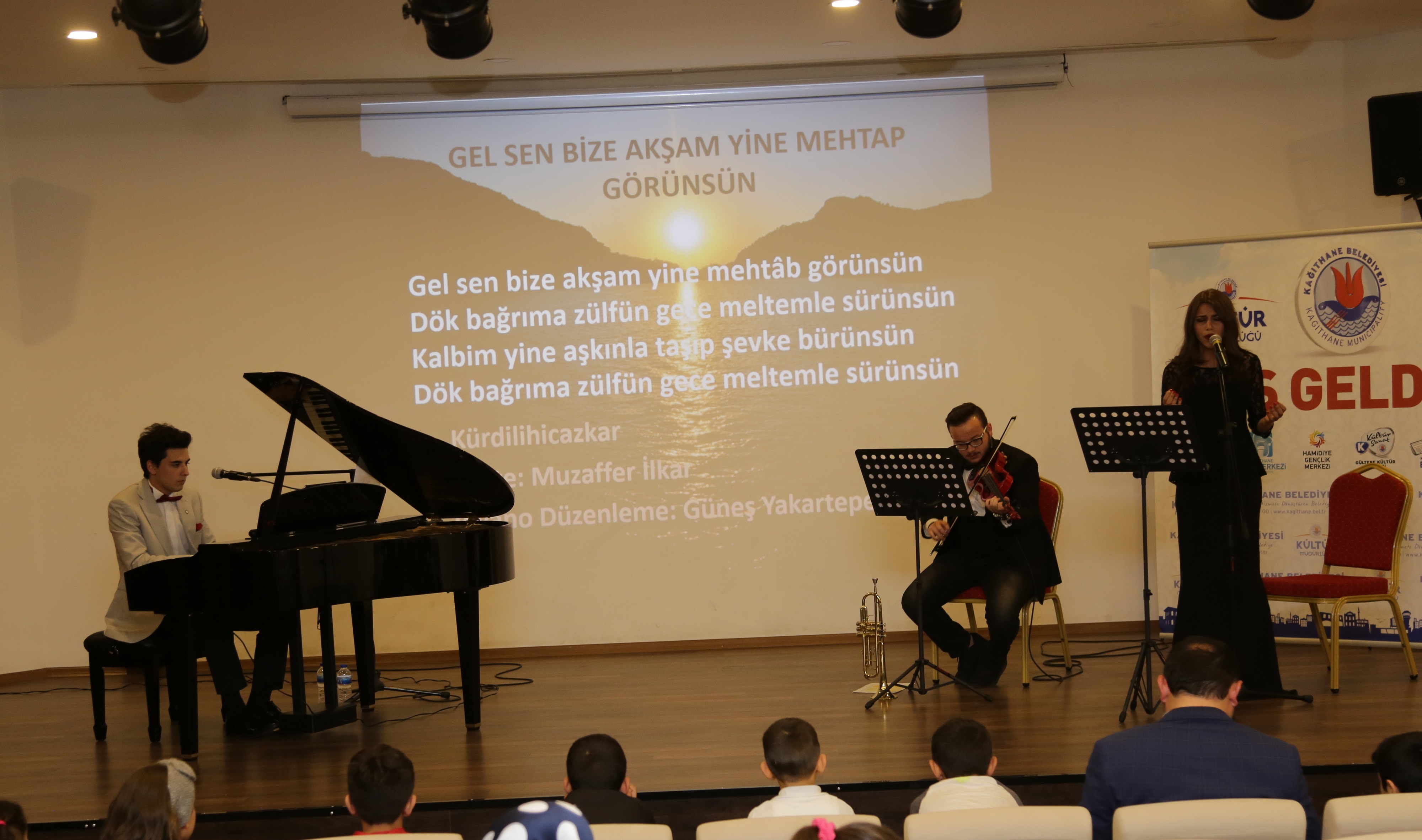 Genç Piyanist Güneş Yakartepe Yöresi Türküsü Piyano Ezgileri Konseri Kağıthane Gençlik Merkezi Konser Etkinlik Sahne şarkı Piyano Nota Söz