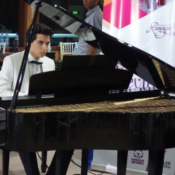 Esenler Belediye Vapurda Çocuk İftarı Foto Piyano Ney Konseri Tasavvuf ve Dini Film Müzikleri Ramazan Etkinlikleri Piyanist Güneş Yakartepe