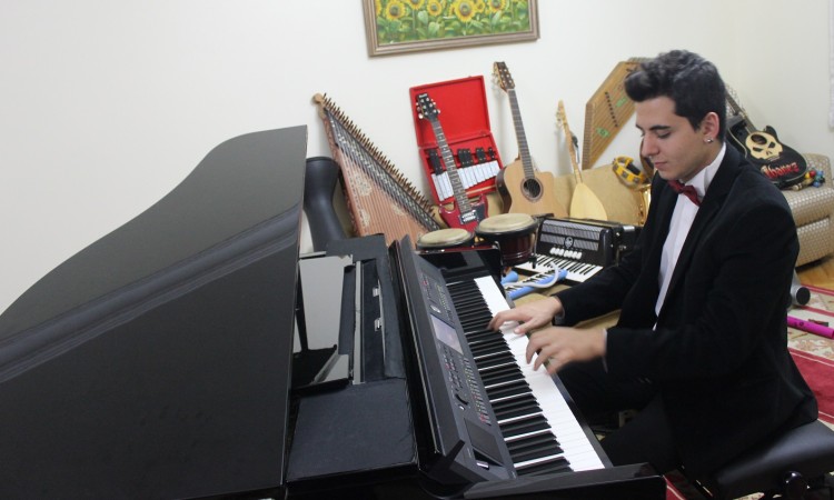 Piyanist Güneş Yakartepe Piyano İTÜ İstanbul Teknik üniversite Üniversitesi Devlet Konser Konservatuvarı Kuyruklu Büyük Piano Musiki Perde Akustik Komalı Haber (2)